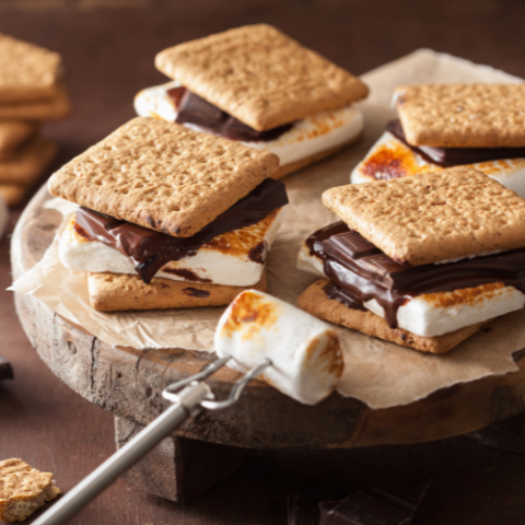 A tray of several s'mores